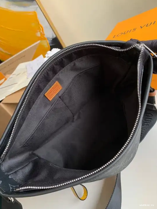 WIS MESSENGER LOUIS VUITTON BAG 0528